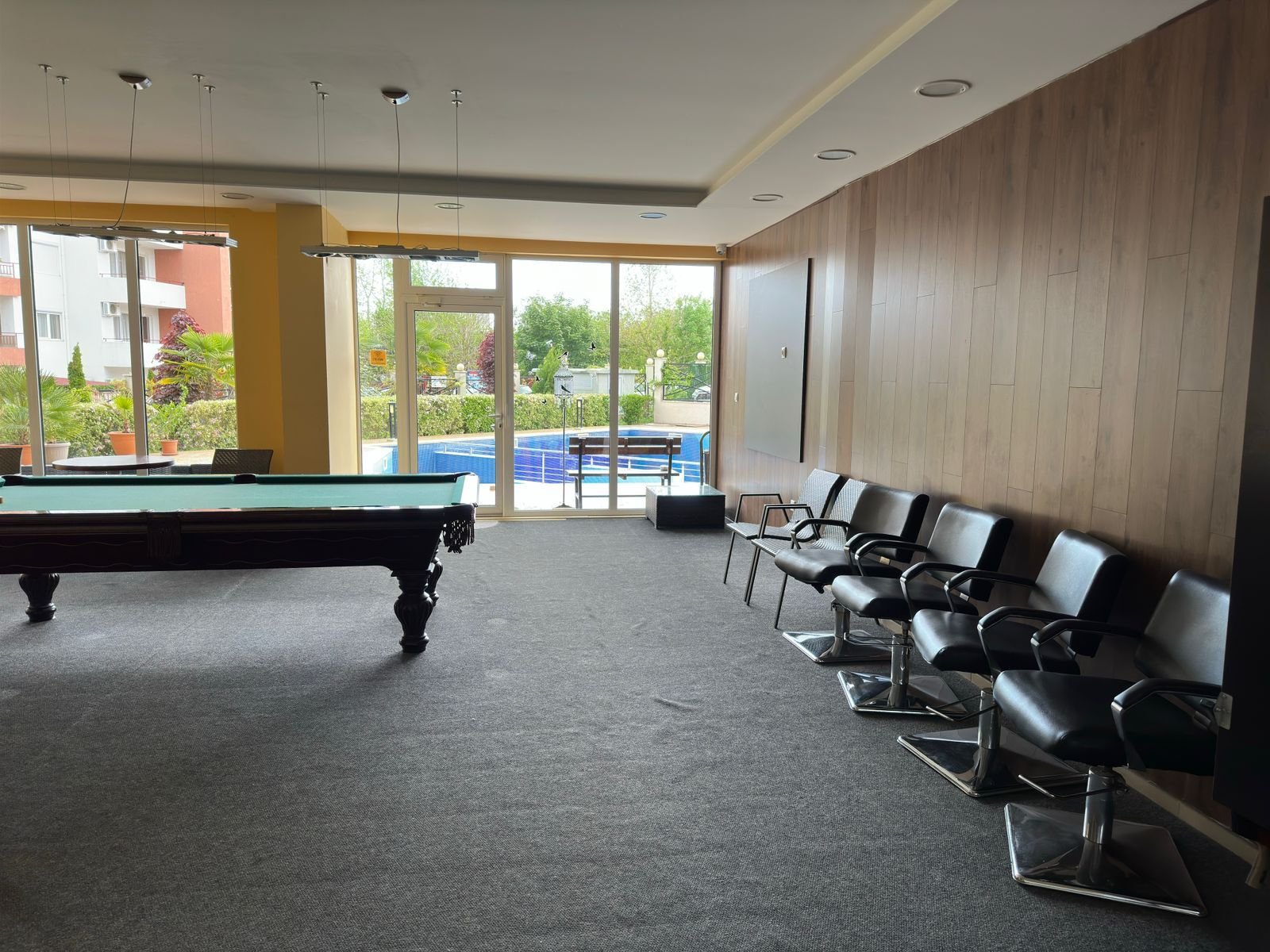 Двустаен апартамент с изглед към басейна в комплекс Omega Resort, Равда, България.