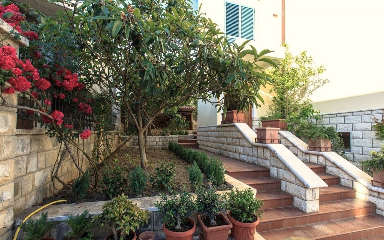 Старинно обзаведена просторна къща с гледка към морето в Bar, Šušanj