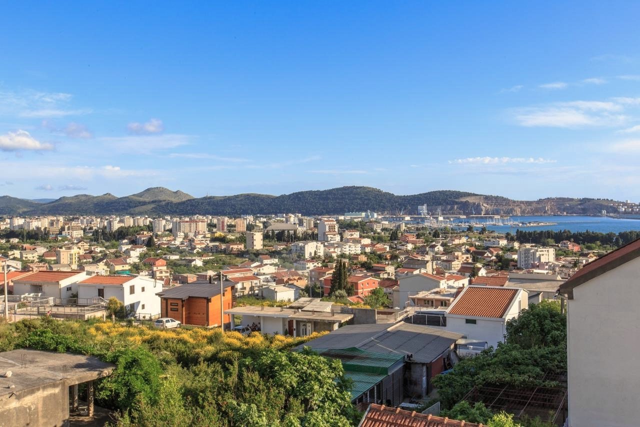 Старинно обзаведена просторна къща с гледка към морето в Bar, Šušanj