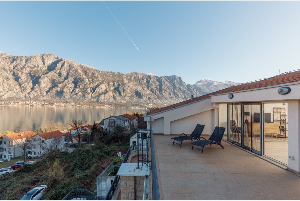 Просторен пентхаус с тераса и панорамна гледка към морето – Котор