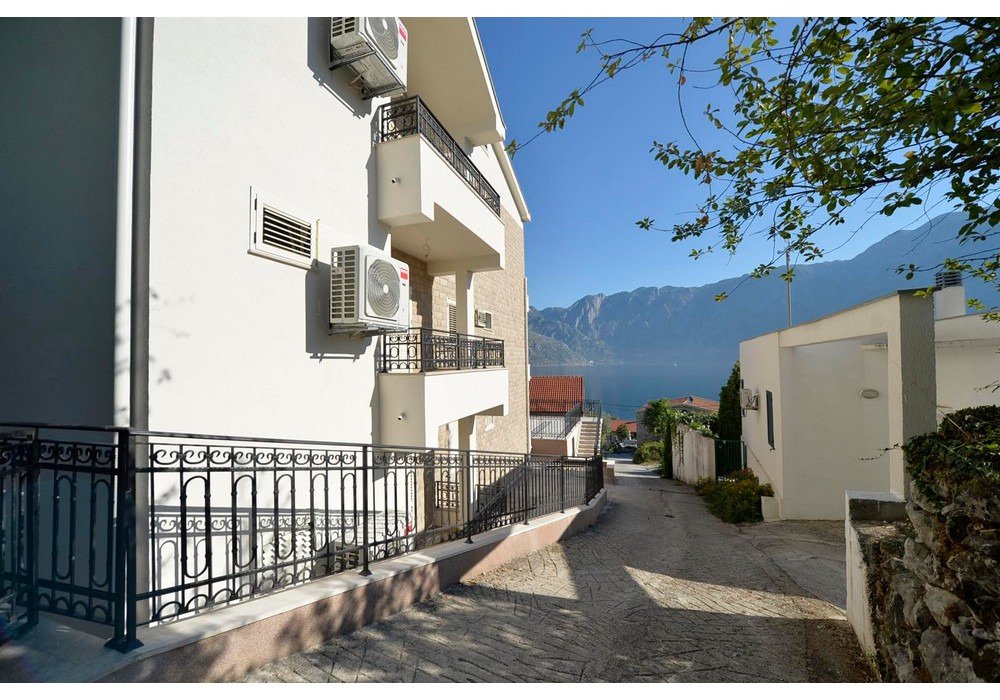 Просторен пентхаус с тераса и панорамна гледка към морето – Котор