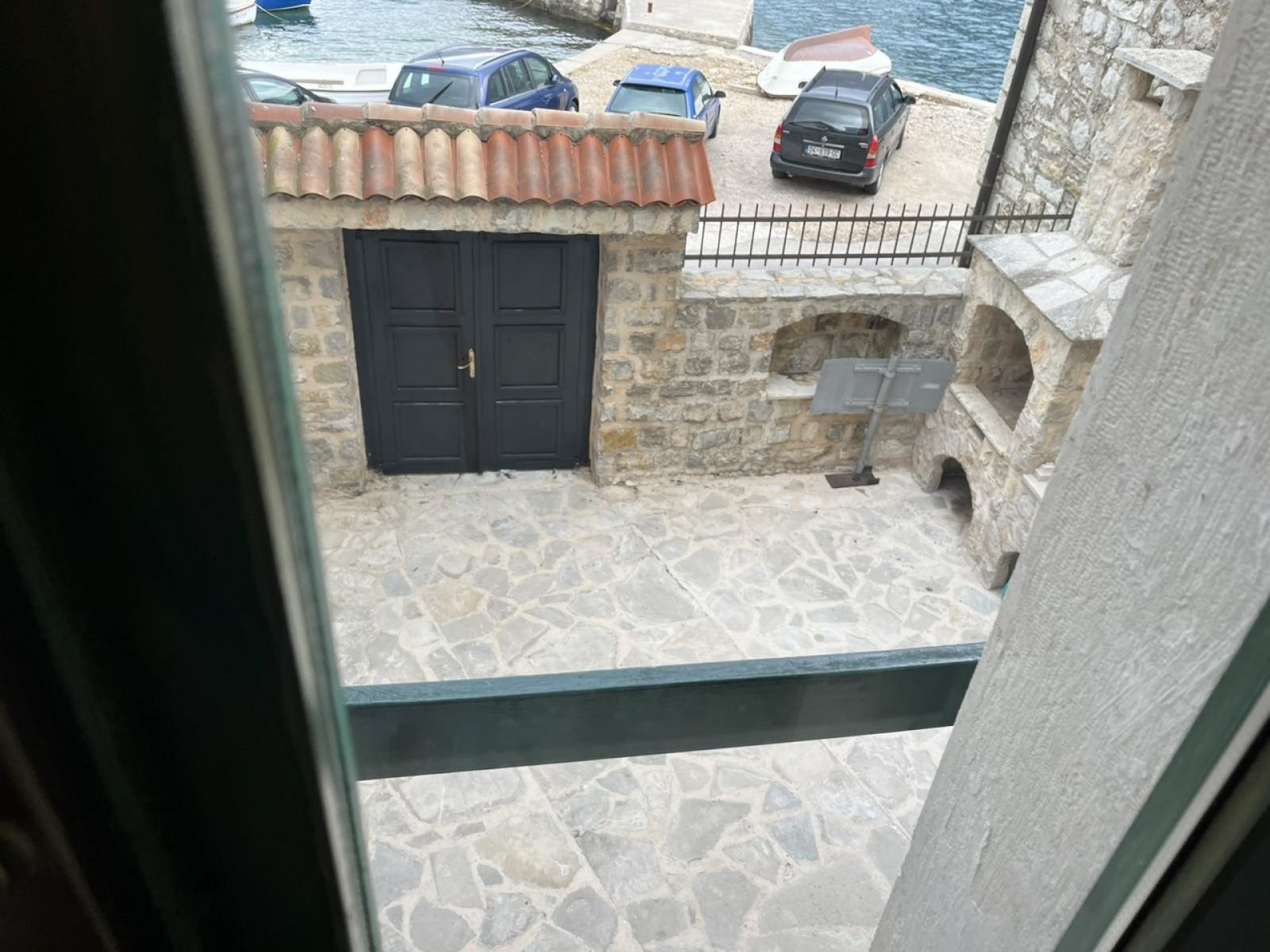 Реновирана каменна къща на брега на морето в Лепетане, Тиват - идеална комбинация от история и модерен живот