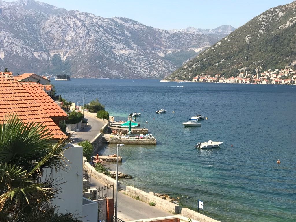 Уникална вила на брега на морето в Столив с голяма градина, гараж и панорамна гледка към морето.