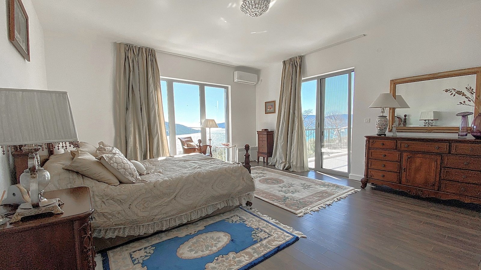 Модерна вила с панорамна гледка към морето в тиха част на Кумбор