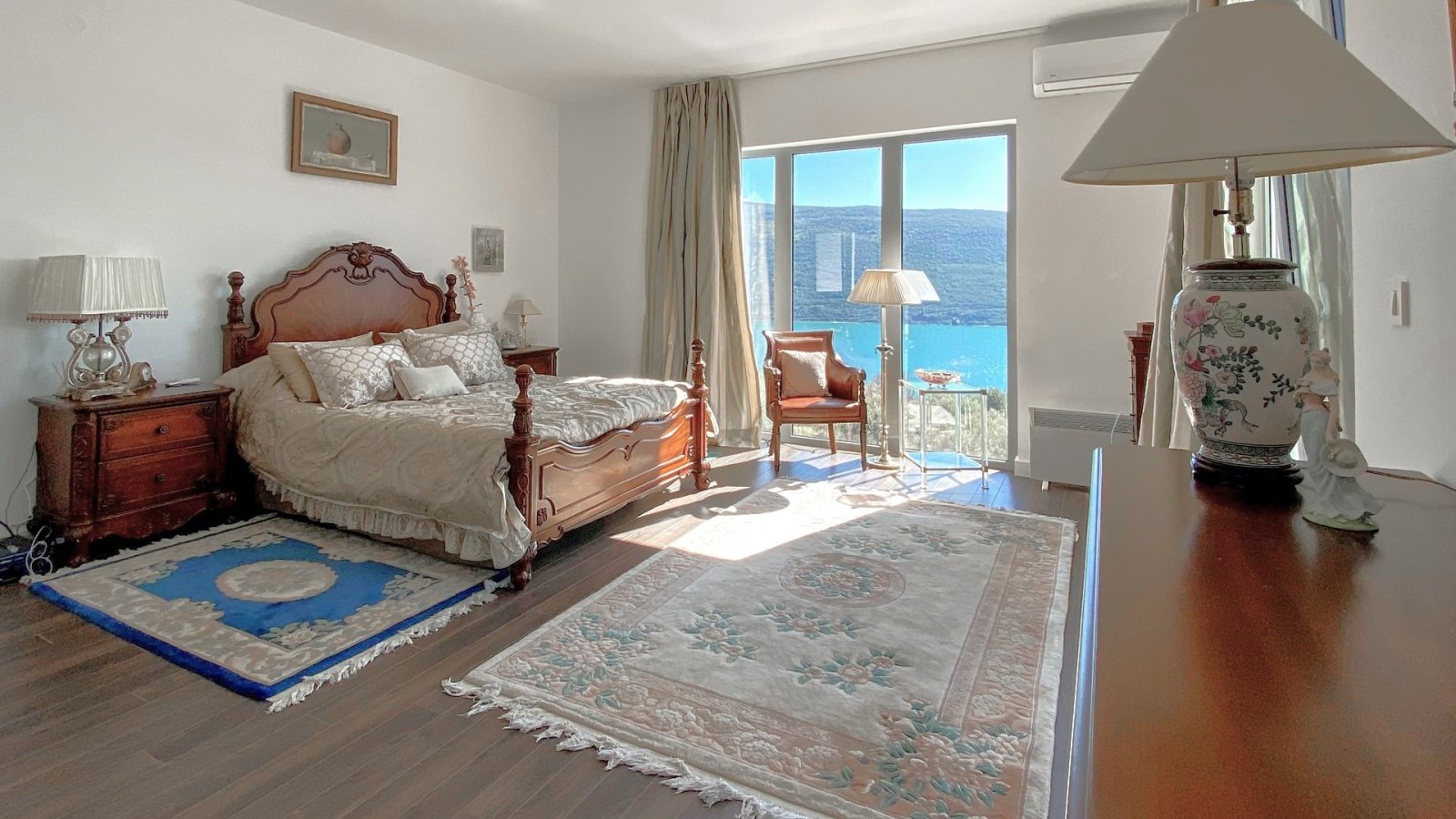 Модерна вила с панорамна гледка към морето в тиха част на Кумбор