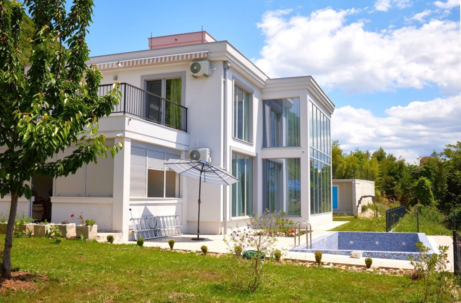 Модерна вила с панорамна гледка към морето в тиха част на Кумбор