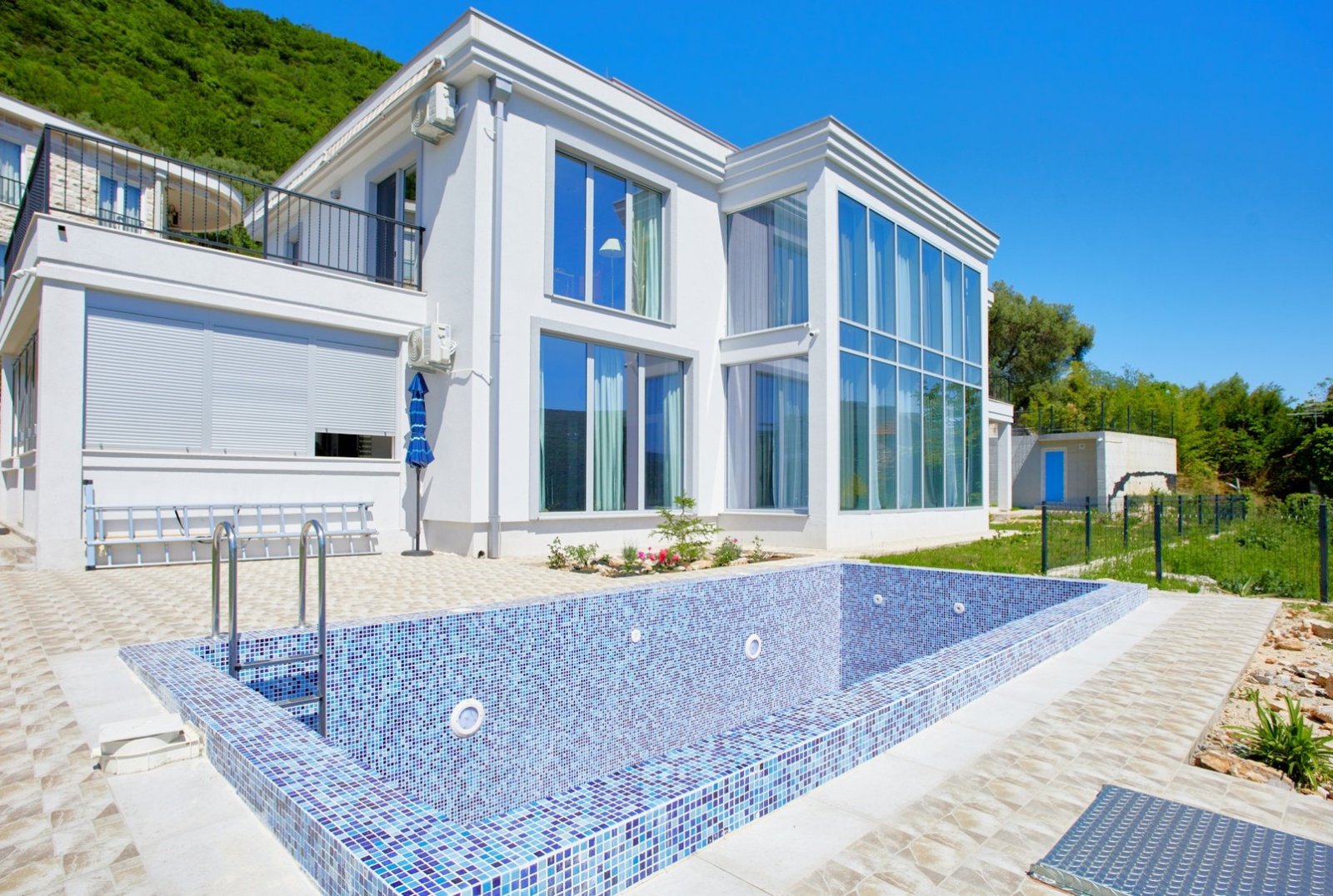 Модерна вила с панорамна гледка към морето в тиха част на Кумбор