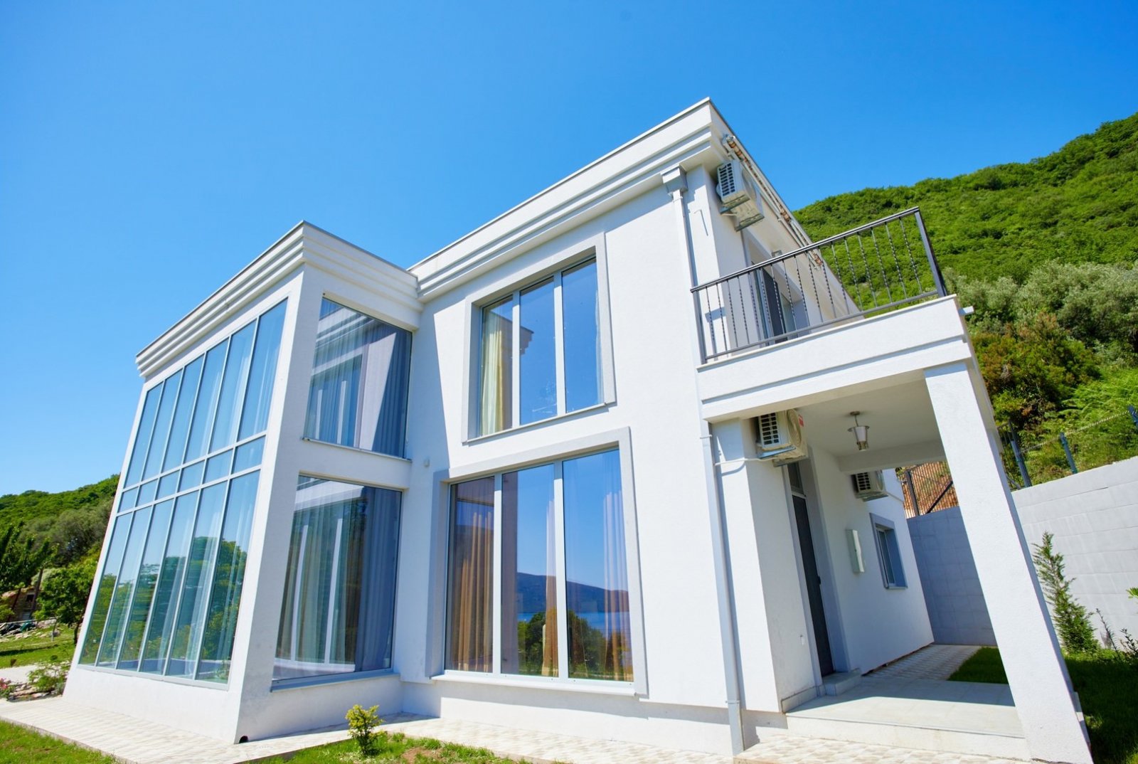 Модерна вила с панорамна гледка към морето в тиха част на Кумбор