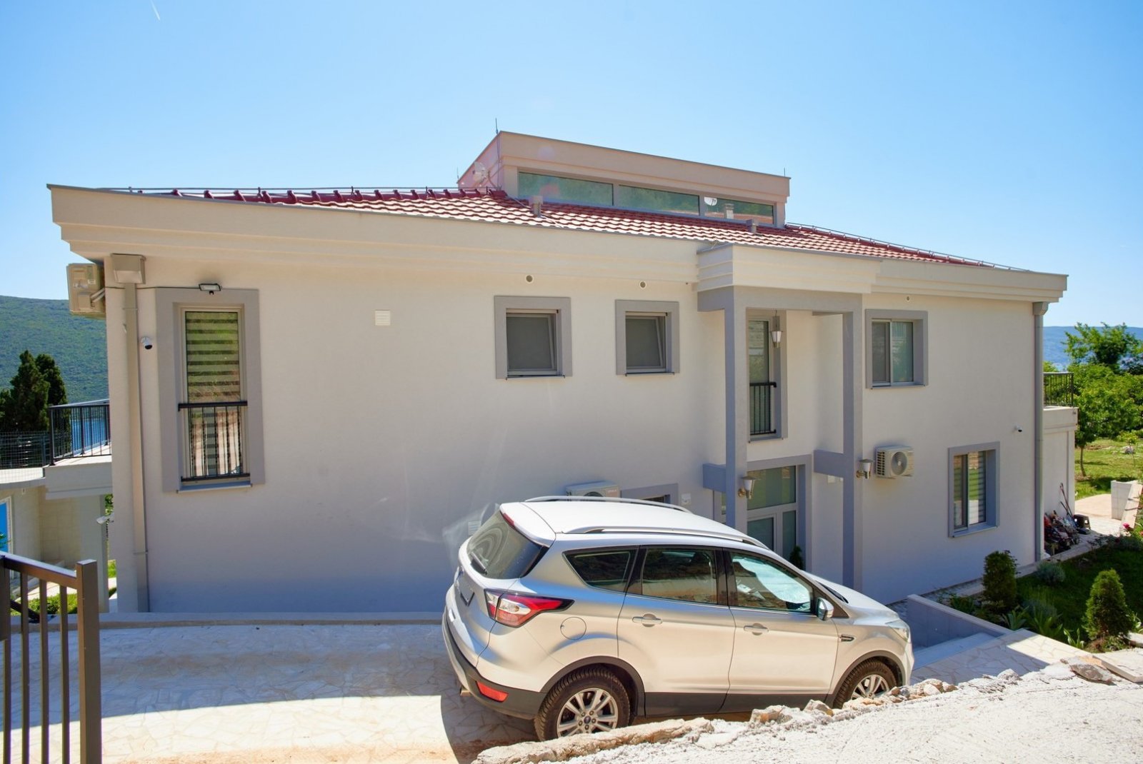 Модерна вила с панорамна гледка към морето в тиха част на Кумбор