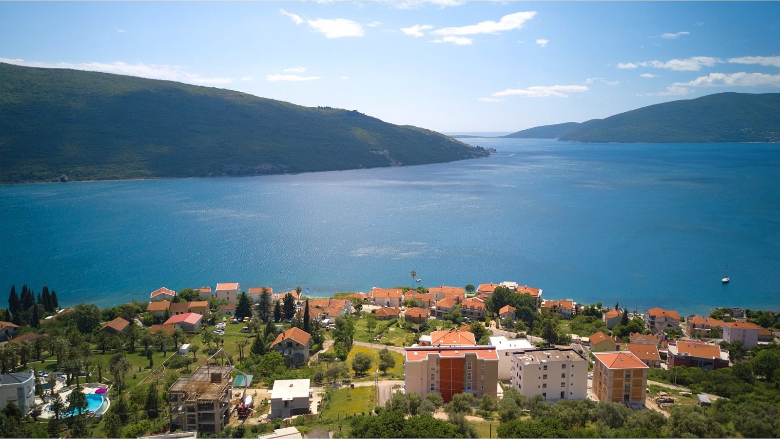 Модерна вила с панорамна гледка към морето в тиха част на Кумбор