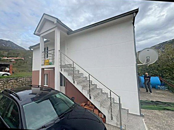 Семейна къща с два апартамента, тихо място и паркинг в Джурмани, Бар