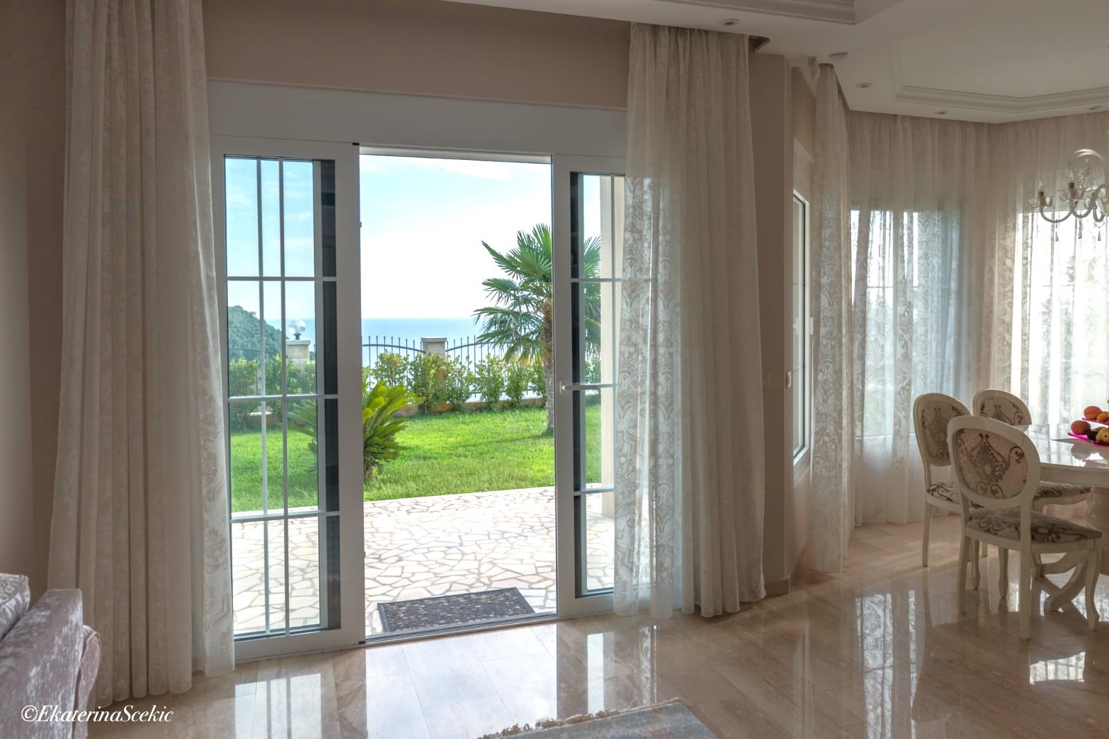 Впечатляваща вила с панорамна гледка към морето и планината в Перазича До