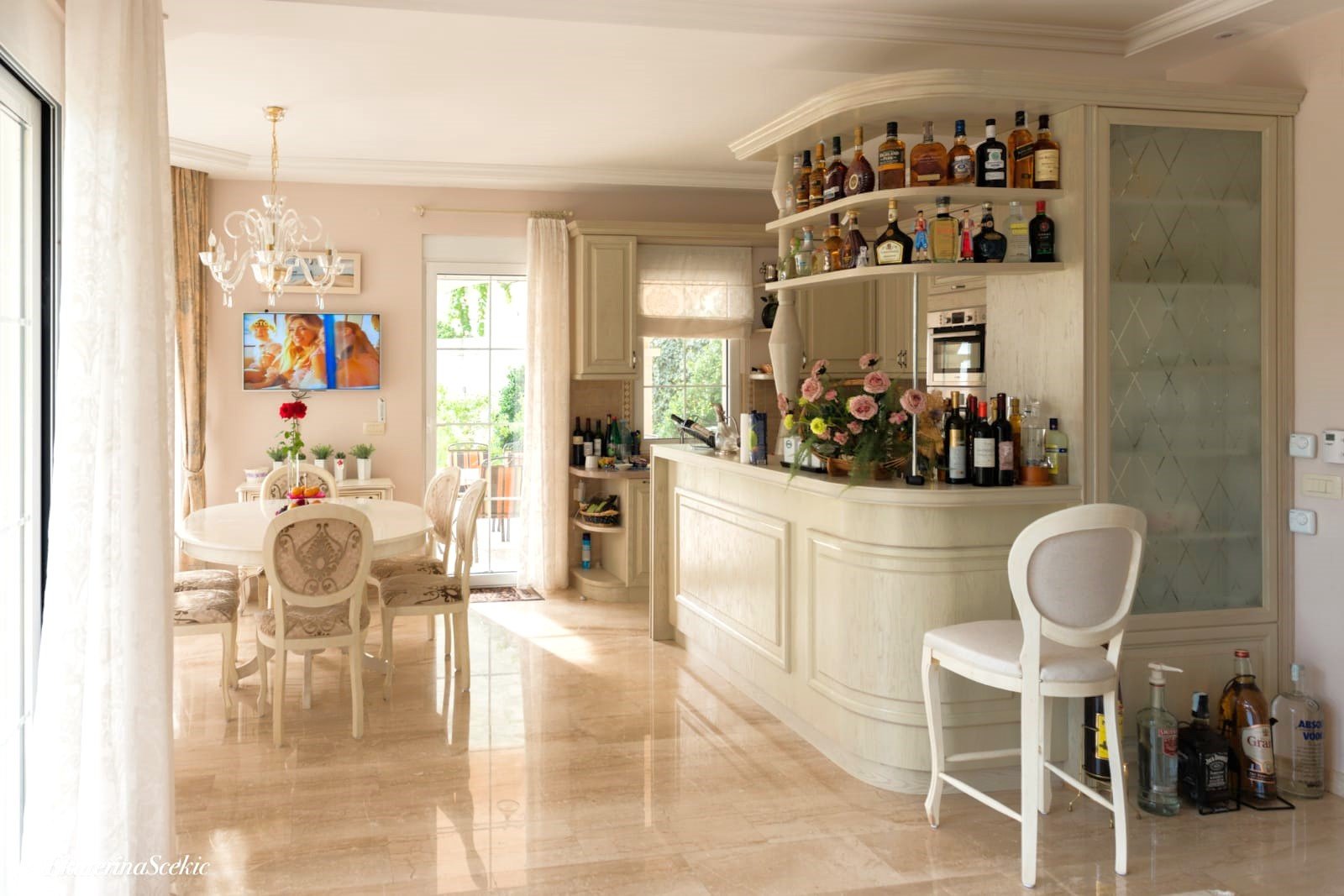 Впечатляваща вила с панорамна гледка към морето и планината в Перазича До