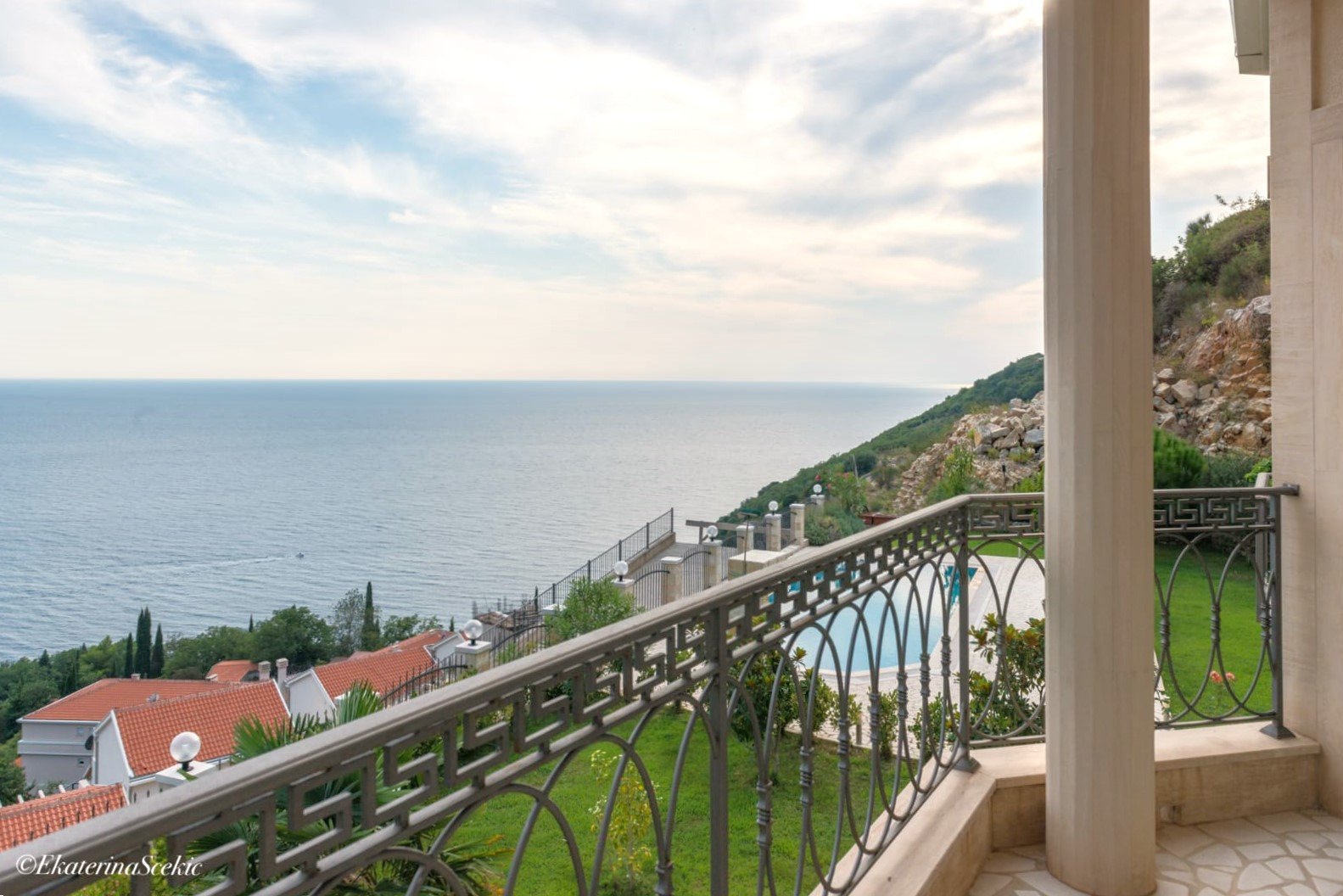 Впечатляваща вила с панорамна гледка към морето и планината в Перазича До