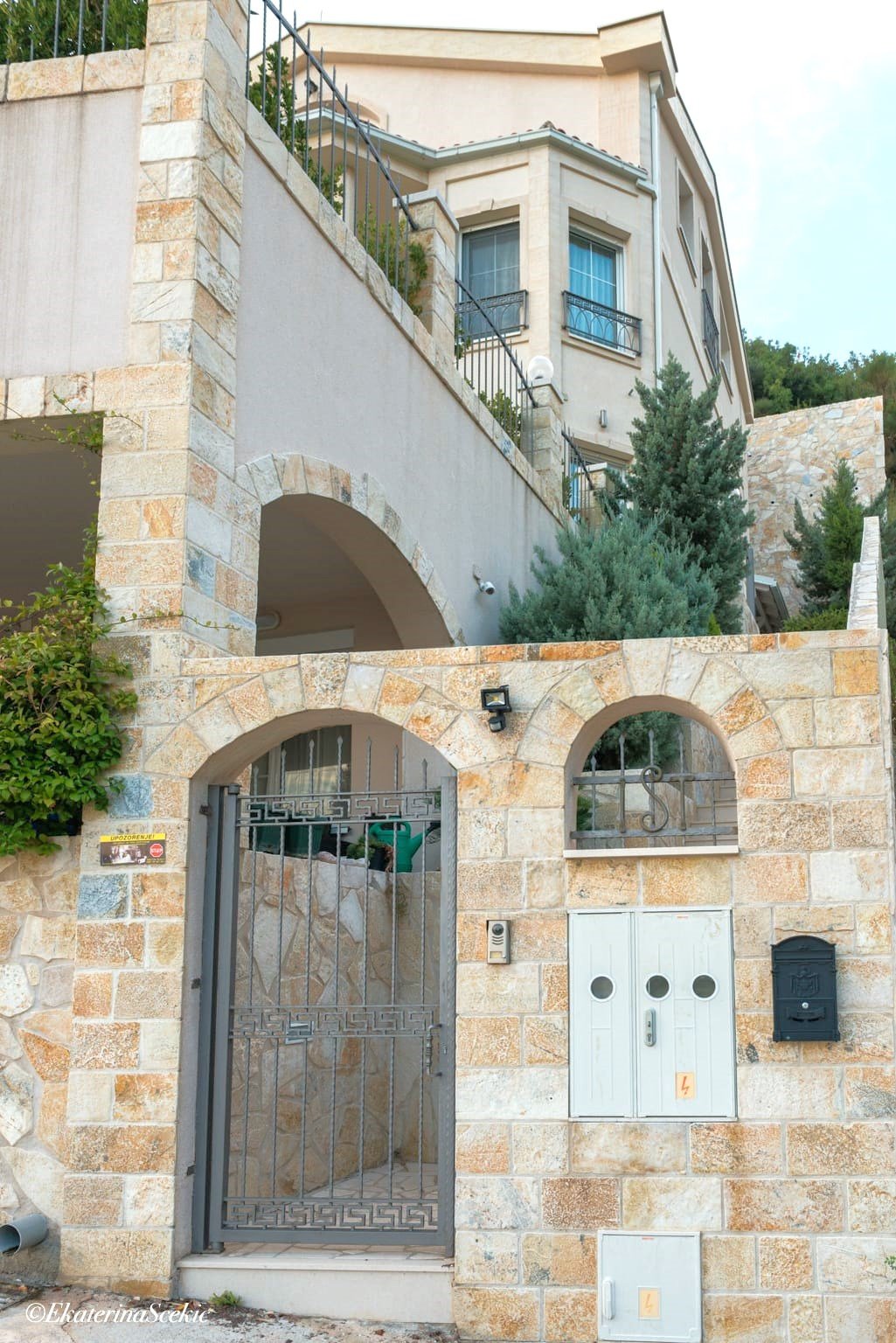 Впечатляваща вила с панорамна гледка към морето и планината в Перазича До