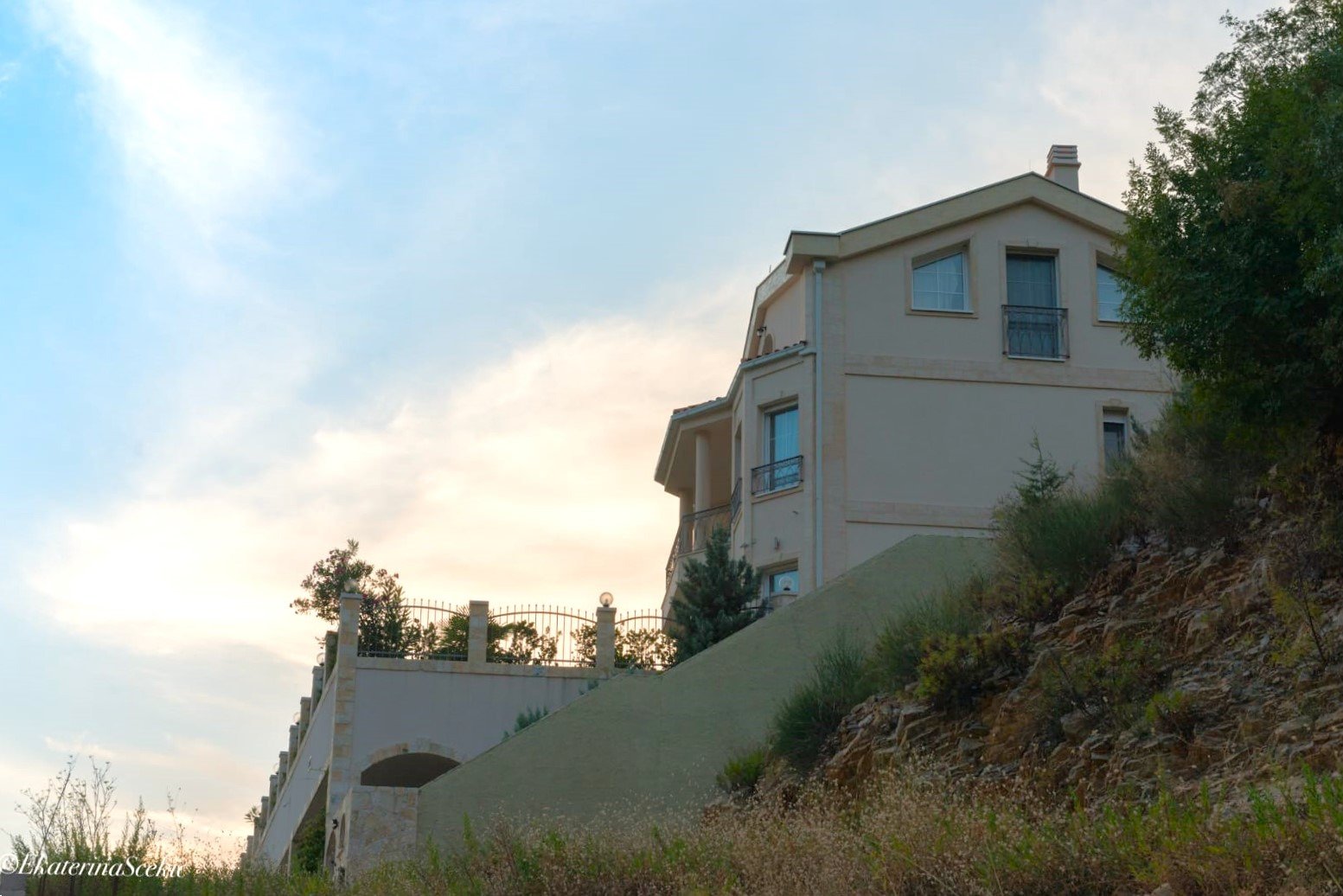 Впечатляваща вила с панорамна гледка към морето и планината в Перазича До