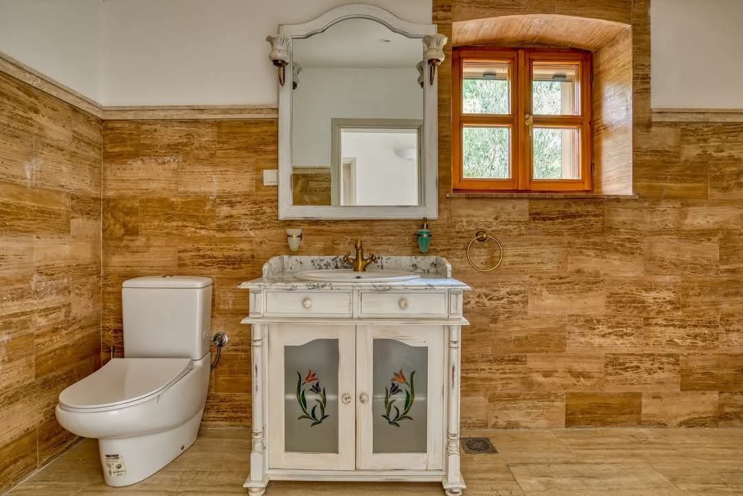 Ексклузивна вила с басейн и голям парцел с панорамна гледка към морето и планината в Режевичи