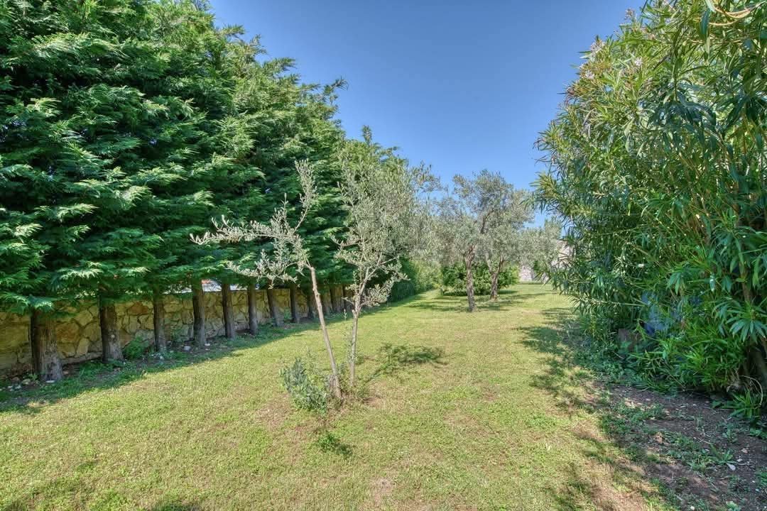 Ексклузивна вила с басейн и голям парцел с панорамна гледка към морето и планината в Режевичи