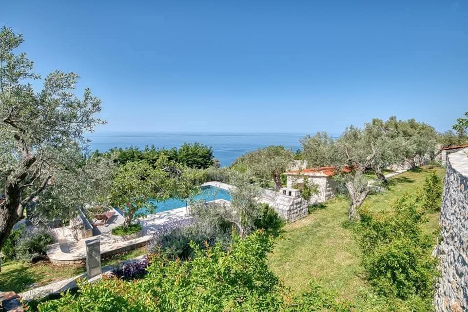 Ексклузивна вила с басейн и голям парцел с панорамна гледка към морето и планината в Режевичи