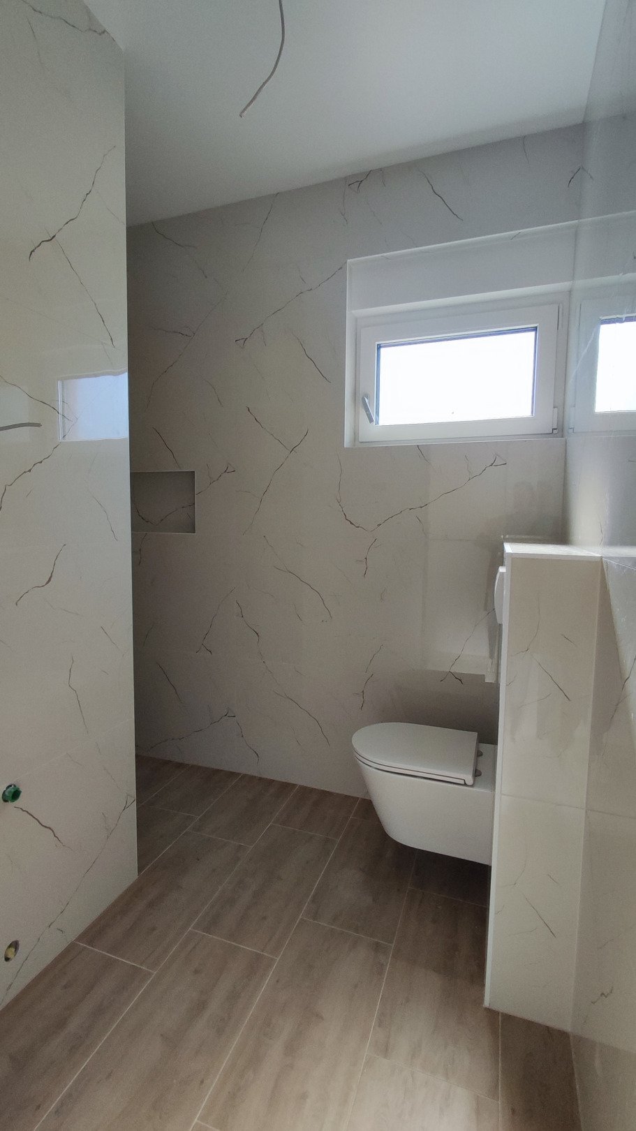 Модерна триетажна къща с гледка към морето само на 300 метра от плажа – Водице, Срима