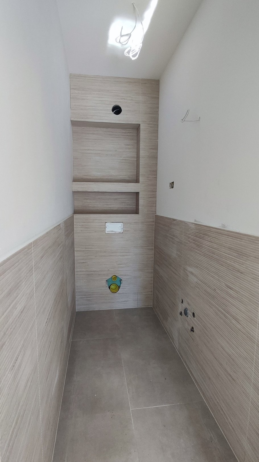 Модерна триетажна къща с гледка към морето само на 300 метра от плажа – Водице, Срима