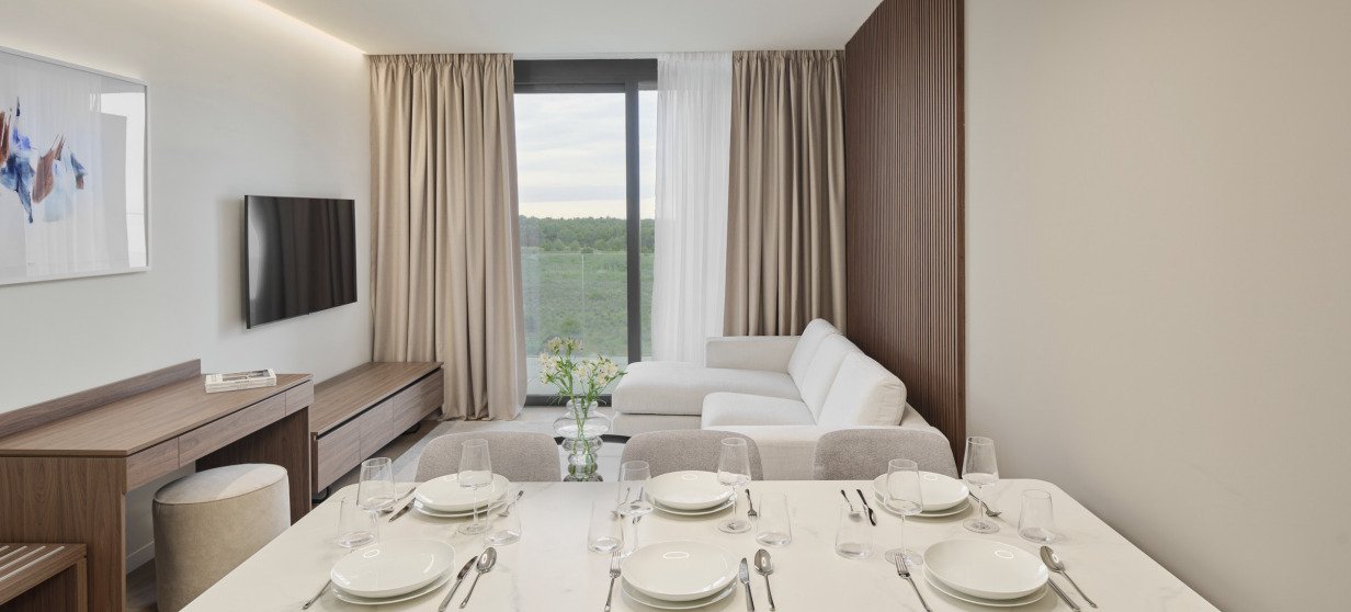 Инвестиция с гледка: Луксозен апартамент на 100 м от морето в луксозен курорт в Умаг, Савудрия