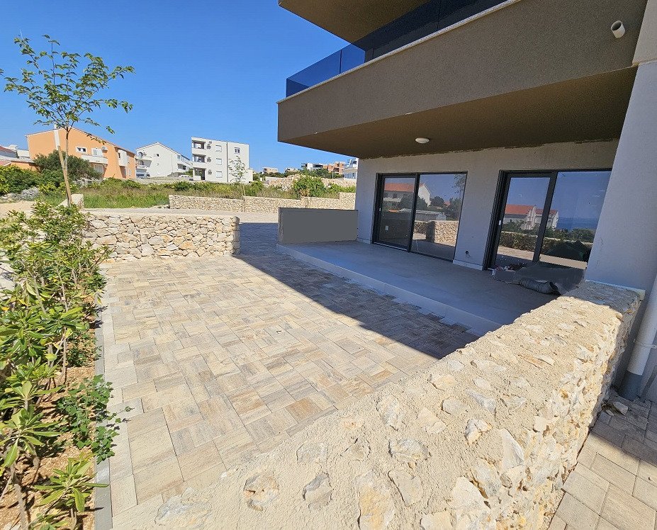 Нов модерен апартамент с голяма тераса и градина – Новаля, Паг