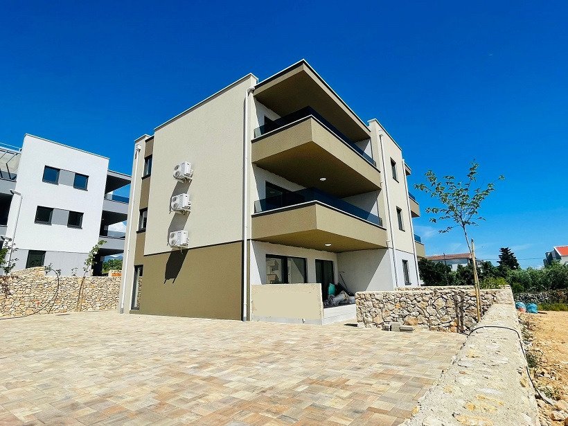 Нов модерен апартамент с голяма тераса и градина – Новаля, Паг