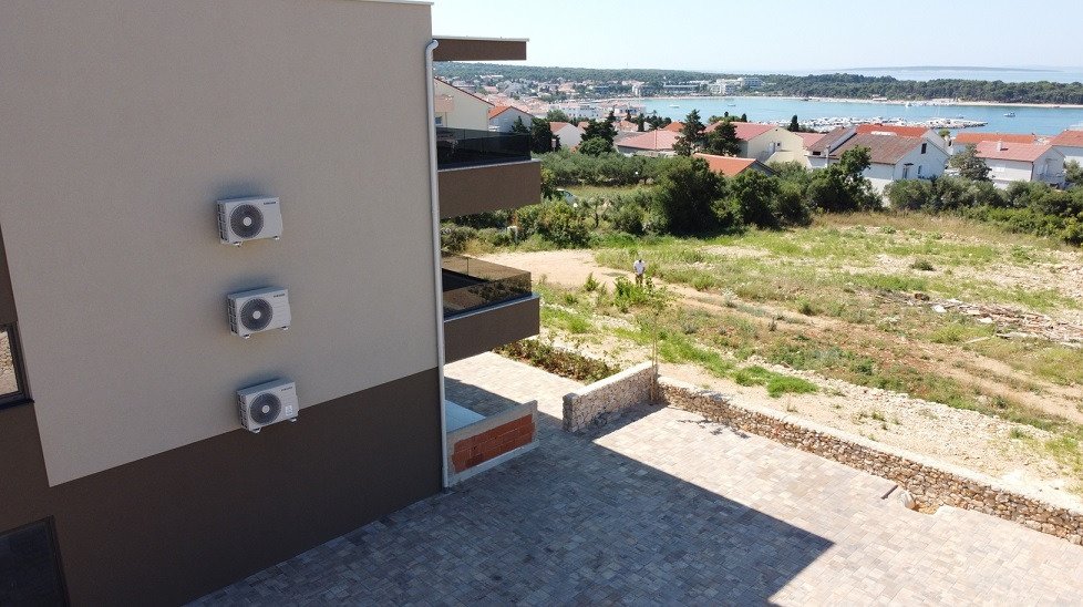 Нов модерен апартамент с голяма тераса и градина – Новаля, Паг