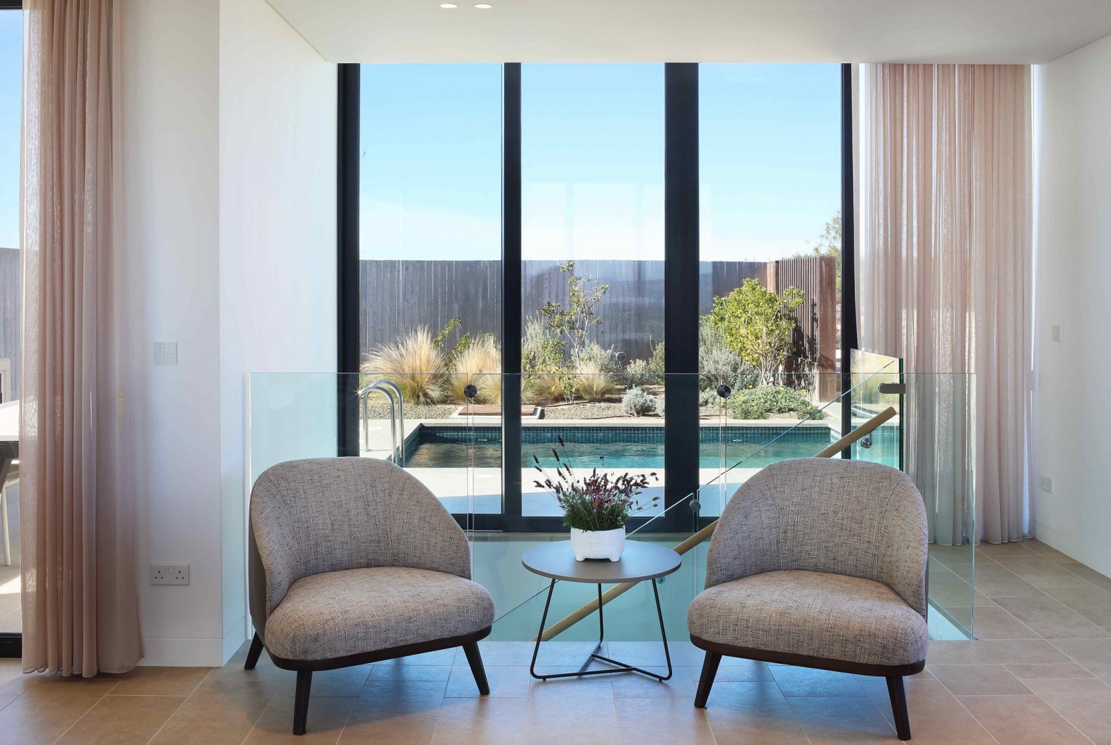 Луксозна вила с голям парцел и басейн до голф игрището с изглед към морето