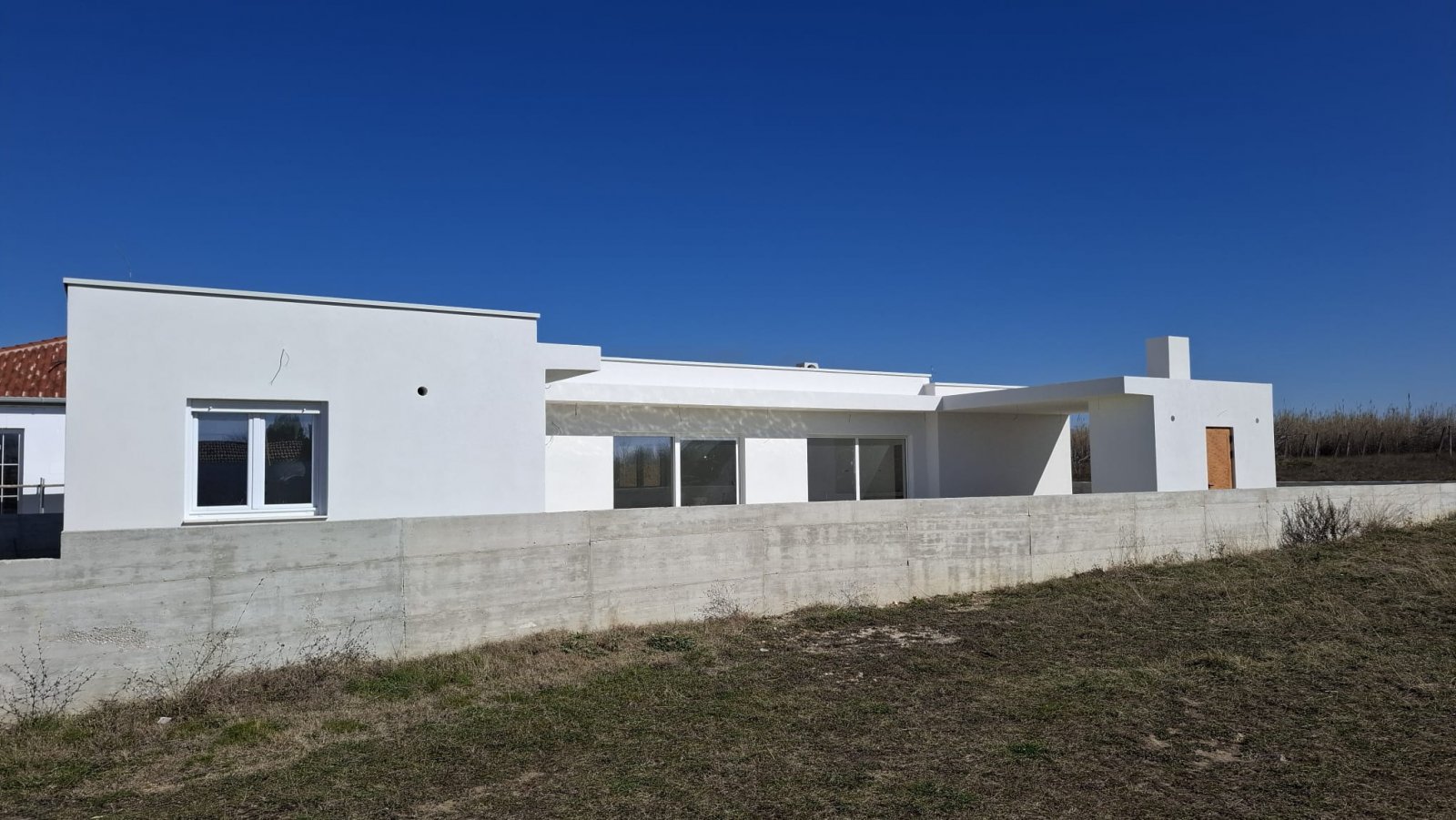 Елегантна вила с басейн и лятна кухня в тих район на Привлаки. Идеално място за релакс и забавление.