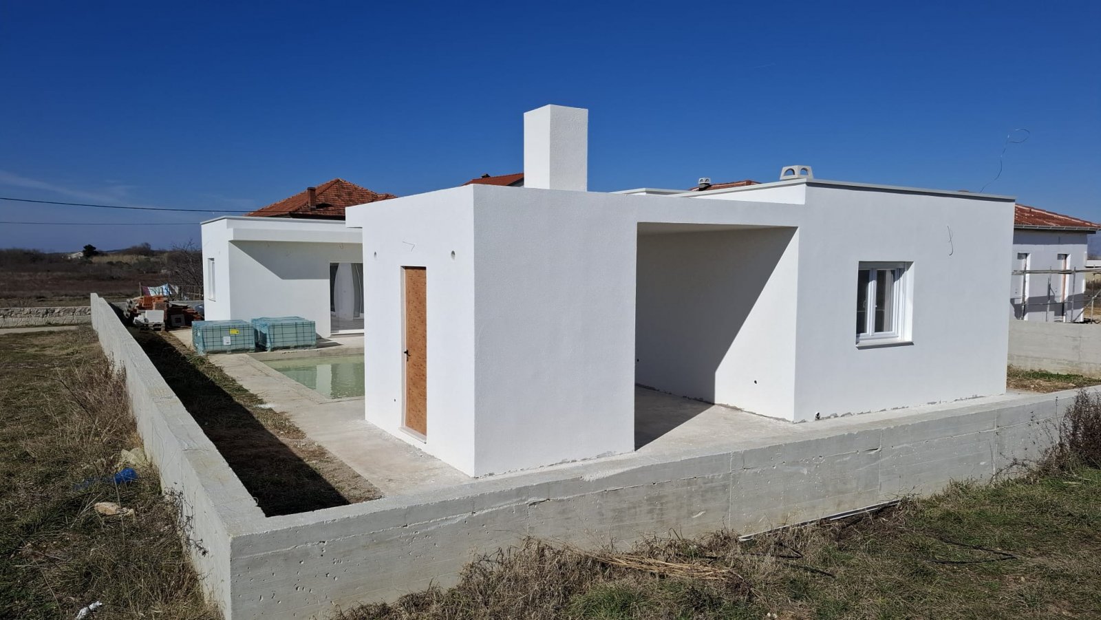 Елегантна вила с басейн и лятна кухня в тих район на Привлаки. Идеално място за релакс и забавление.