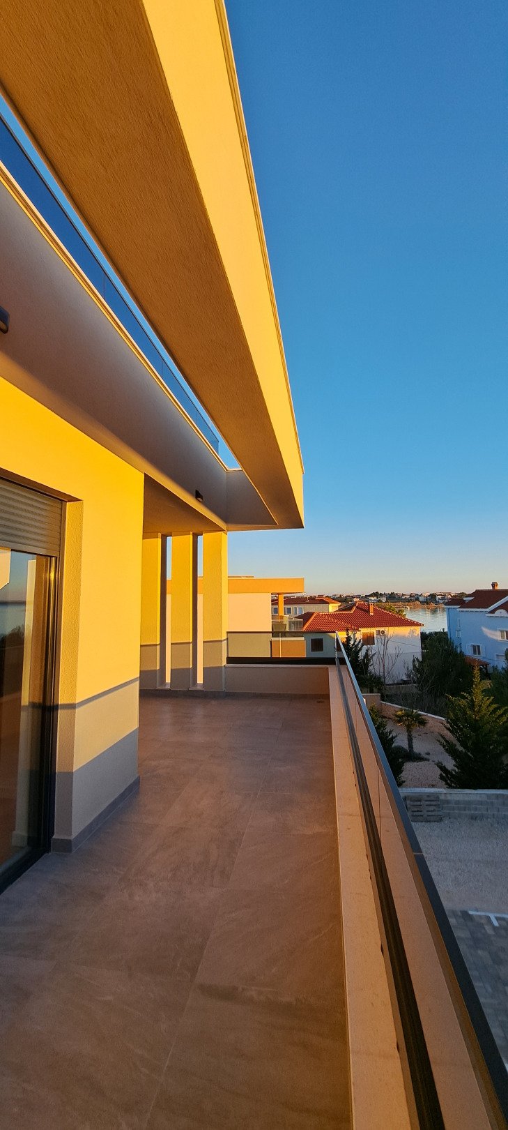 Премиум апартамент само на 50 м от морето, тераса на покрива → Привлака