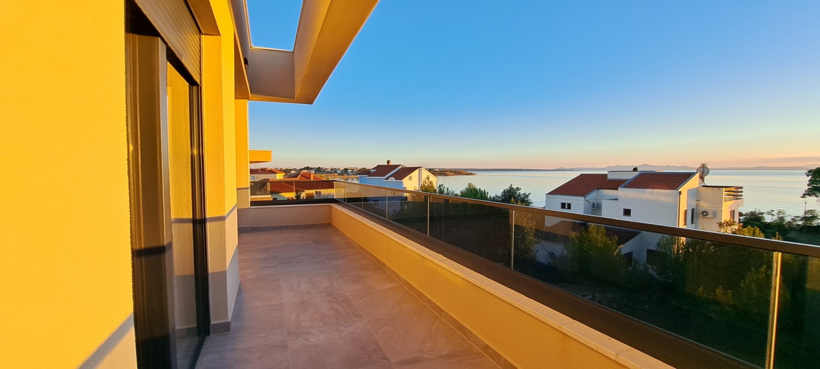 Премиум апартамент само на 50 м от морето, тераса на покрива → Привлака