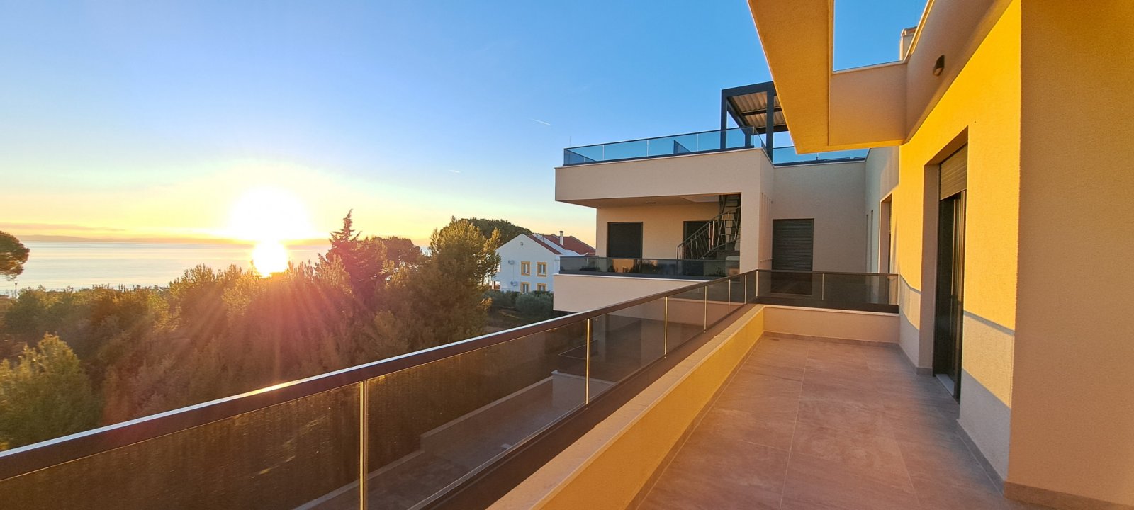 Премиум апартамент само на 50 м от морето, тераса на покрива → Привлака