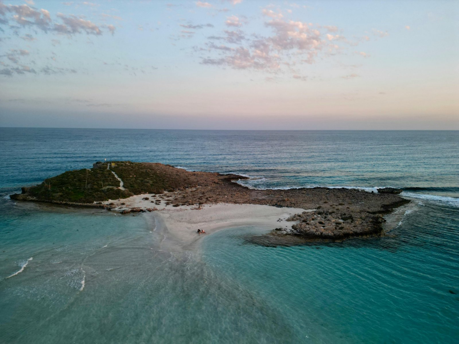 Гарантирана възвръщаемост от 5 до 7 % годишно , голям, инвестиция 3 + кк , две бани , 600 м от морето