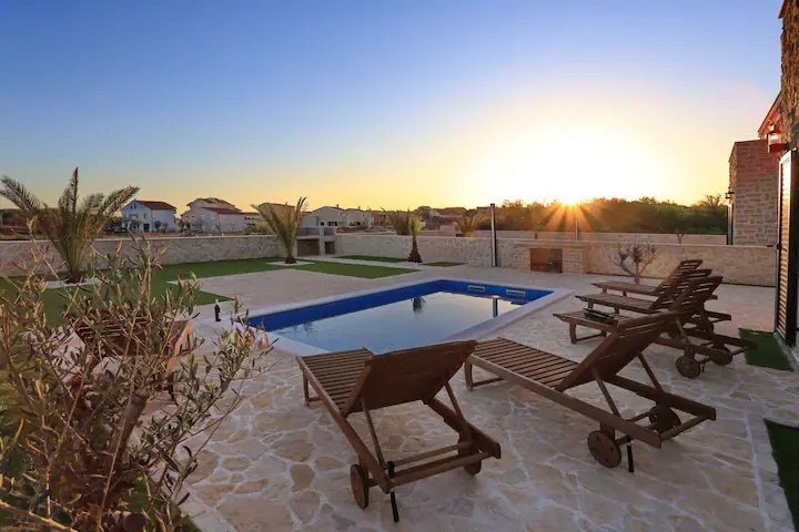 Напълно обзаведена двуетажна къща с басейн в Привлака, на 250 метра от плажа