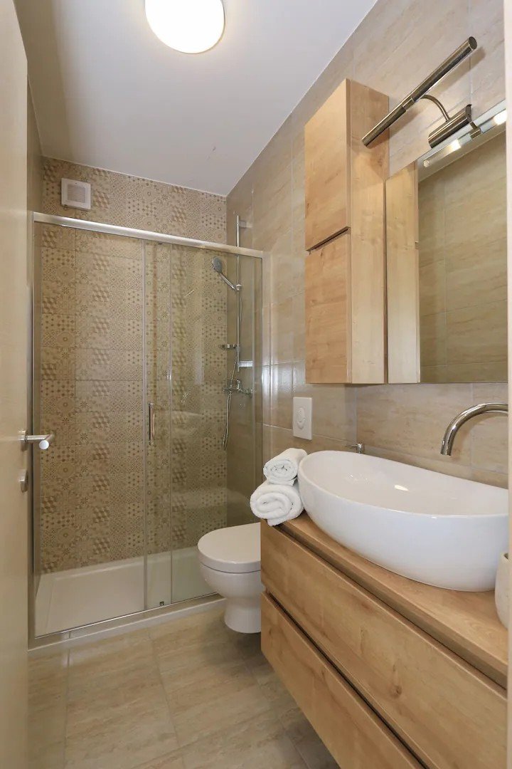 Напълно обзаведена двуетажна къща с басейн в Привлака, на 250 метра от плажа