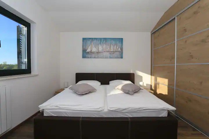 Напълно обзаведена двуетажна къща с басейн в Привлака, на 250 метра от плажа