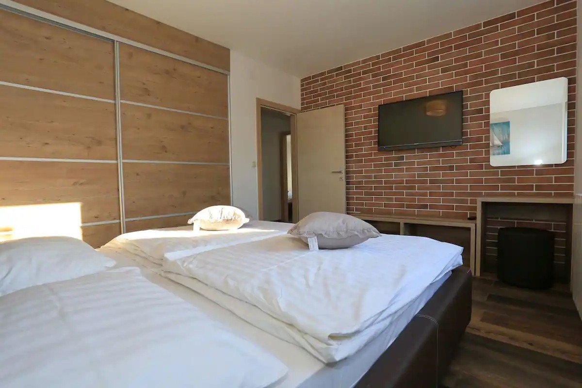 Напълно обзаведена двуетажна къща с басейн в Привлака, на 250 метра от плажа