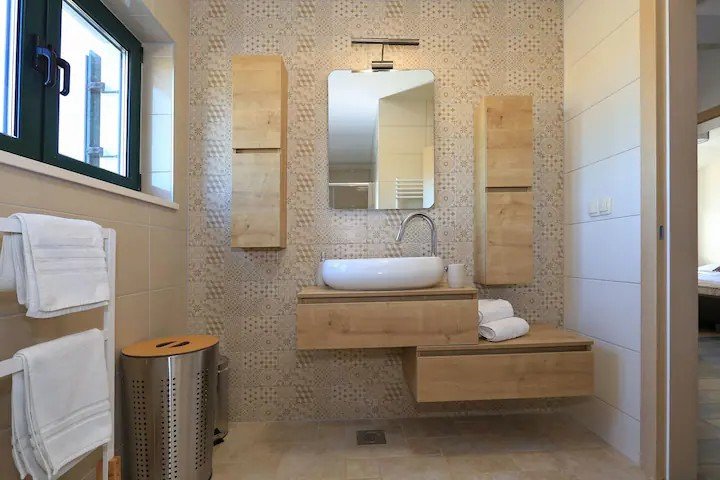 Напълно обзаведена двуетажна къща с басейн в Привлака, на 250 метра от плажа