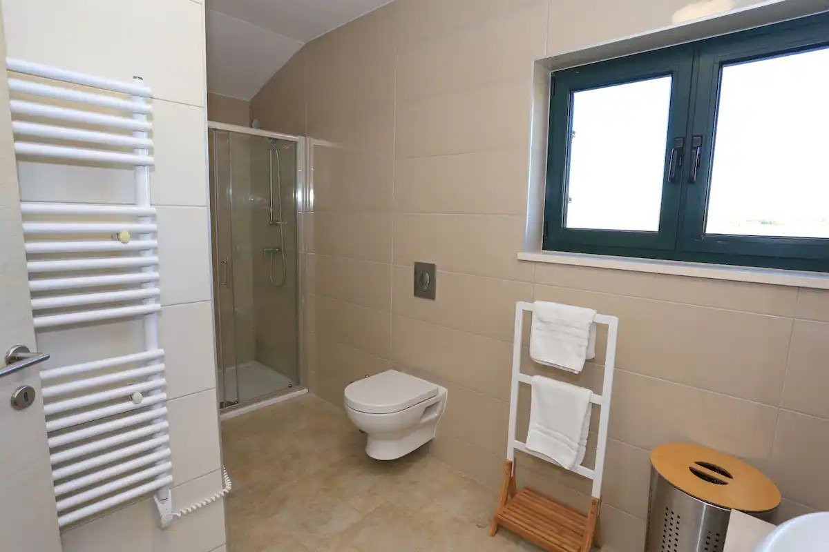 Напълно обзаведена двуетажна къща с басейн в Привлака, на 250 метра от плажа