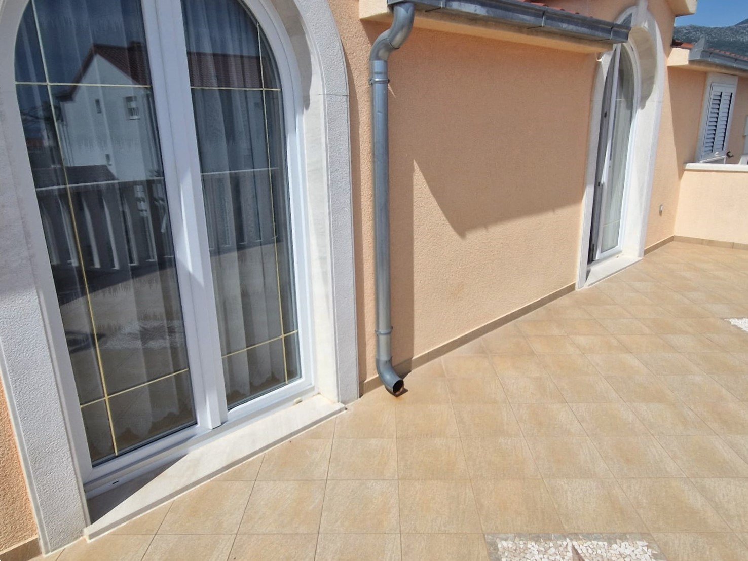 Просторна вила с басейн, уединение и инвестиционен потенциал, Кащел Стари в Хърватия