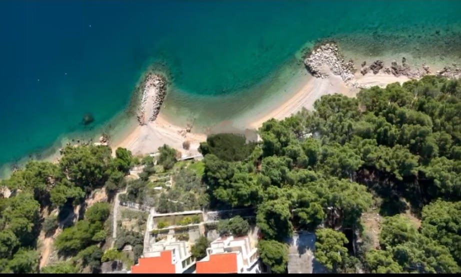 Ексклузивен парцел за строителство, първи ред до морето в Омис