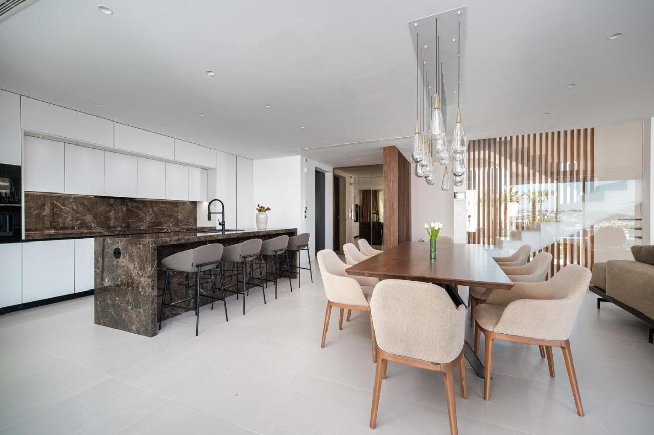 Представителна вила с уелнес зона с изглед към морето и островите, Подстрана