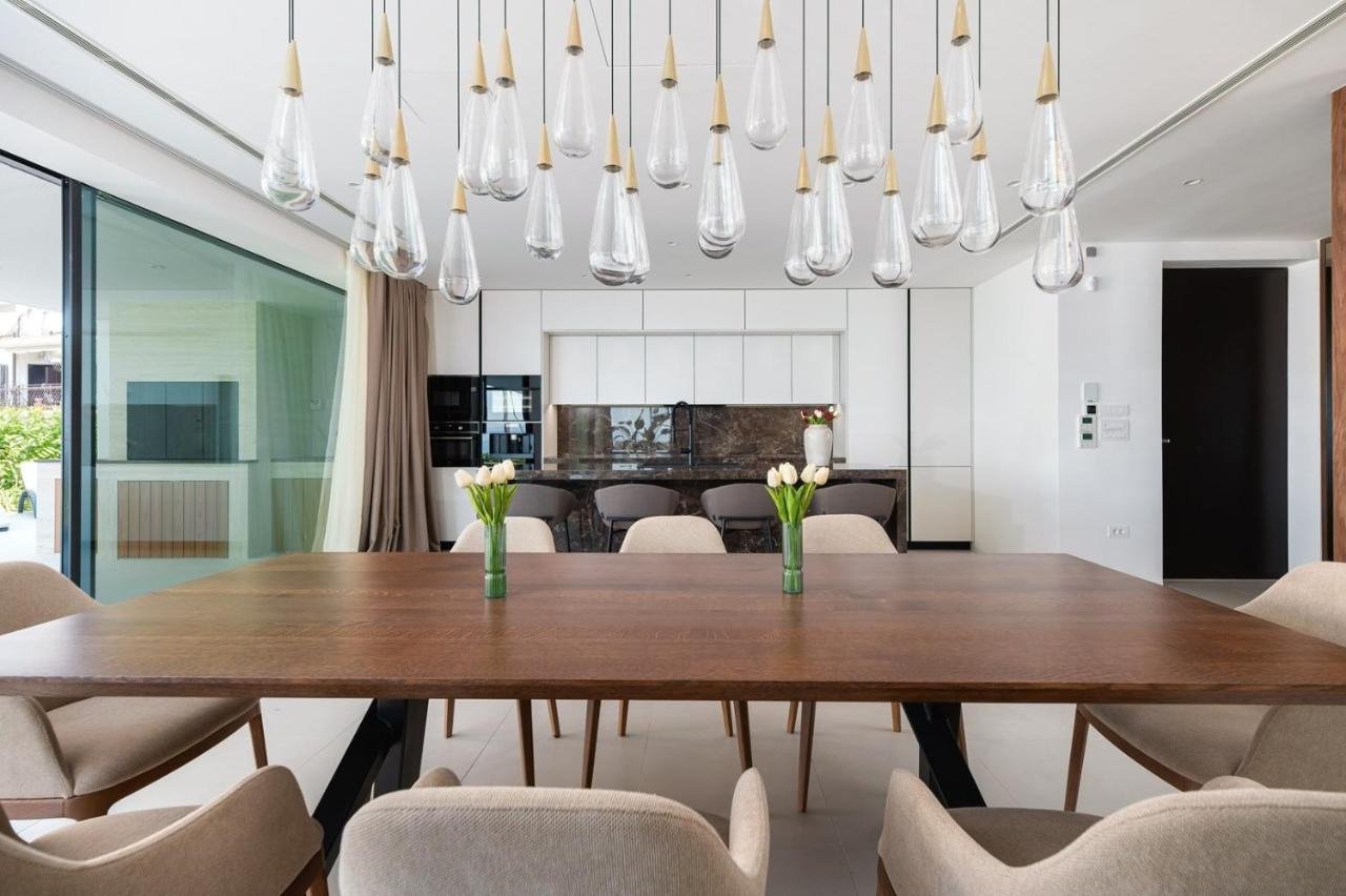 Представителна вила с уелнес зона с изглед към морето и островите, Подстрана