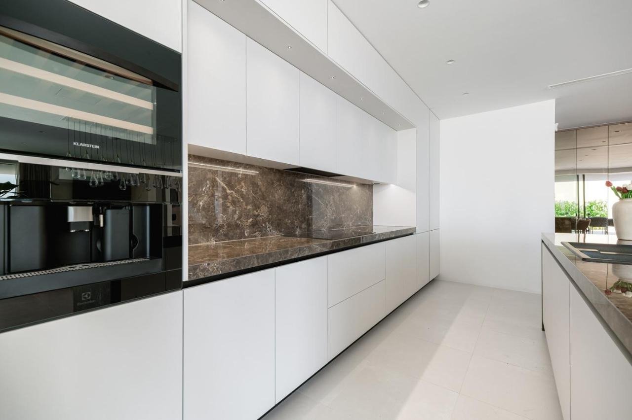 Представителна вила с уелнес зона с изглед към морето и островите, Подстрана