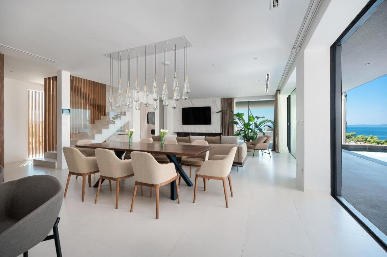 Представителна вила с уелнес зона с изглед към морето и островите, Подстрана