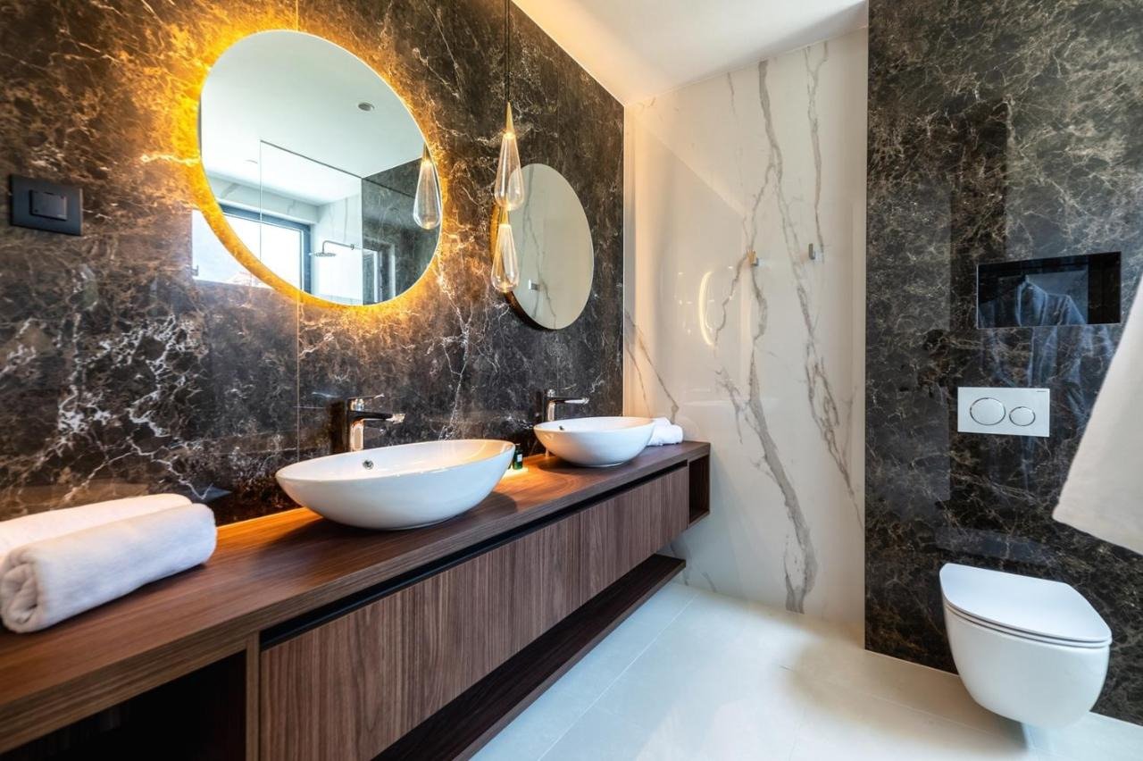 Представителна вила с уелнес зона с изглед към морето и островите, Подстрана