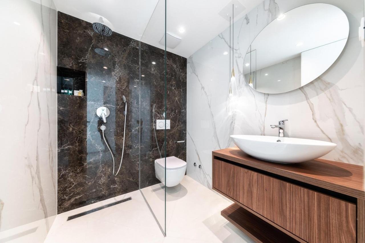 Представителна вила с уелнес зона с изглед към морето и островите, Подстрана